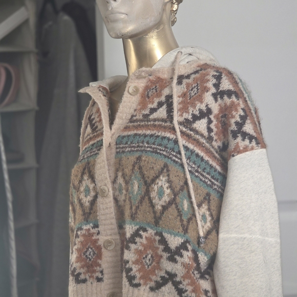 Hooded Sweater with Geometric Pattern - Picture 7 of 7